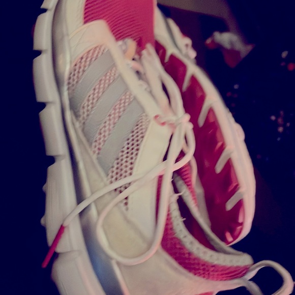 Used Adidas size 8.5 white and red shoes - Picture 5 of 5